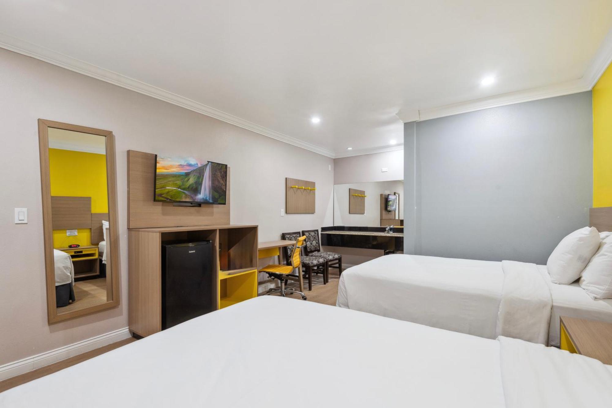 H-wood Hotel 3*
